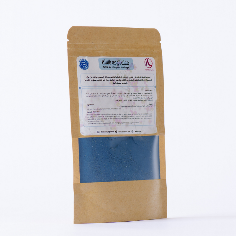 تساعد النيلة الزرقاء على تفتيح  وتبييض البشرة والتخلص من آثار الشمس وذلك من أول الإستعمالات، كذلك تخلص البشرة من الكلف والدهون الزائدة حيث أنها تنظفها بعمق، و تشدها وتمنحها نعومة